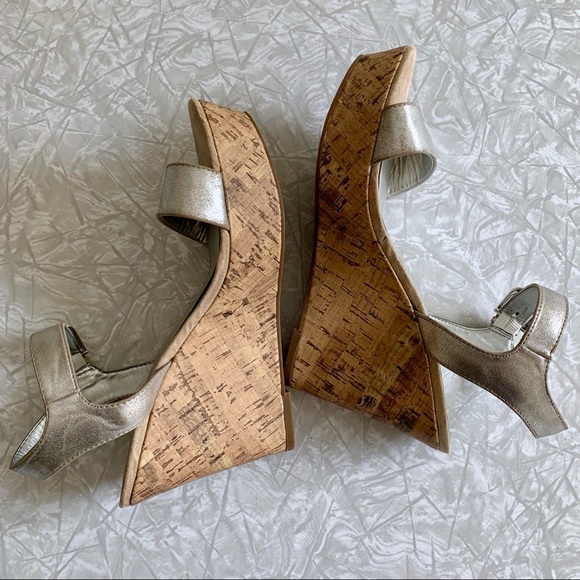 Unisa Lanzer Strappy Silver Wedge Sandals 8.5 - Picture 4 of 7